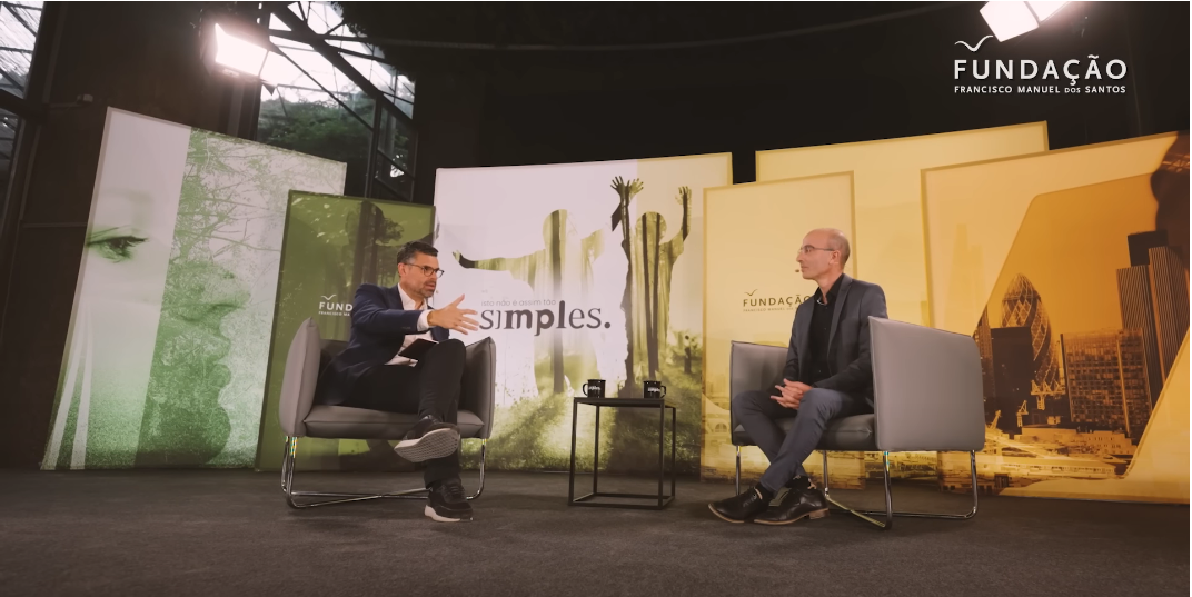 哈拉瑞在葡萄牙里斯本與佩德羅．平托對談。(（YouTube@Yuval Noah Harari 影片截圖））